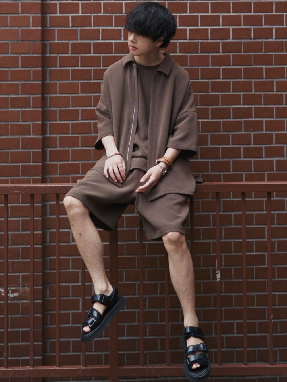 ブラウン系のシャツ/ブラウス、ブラウン系のTシャツ/カットソー、ブラウン系のその他パンツを着用したメンズの夏コーディネートの1枚目の写真