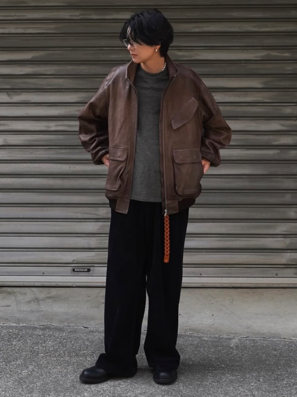 ブラウン系のジャケット/アウター、イエロー系のTシャツ/カットソー、ブラック系のその他パンツを着用したメンズの冬コーディネートの1枚目の写真