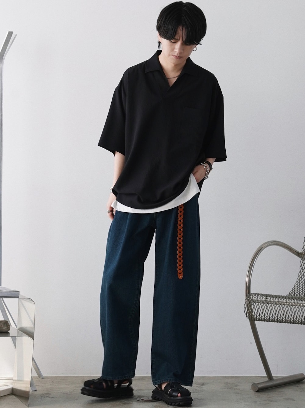 グレー系のシャツ/ブラウス、ホワイト系のタンクトップ、ブルー系のデニムパンツを着用したメンズの夏コーディネートの1枚目の写真