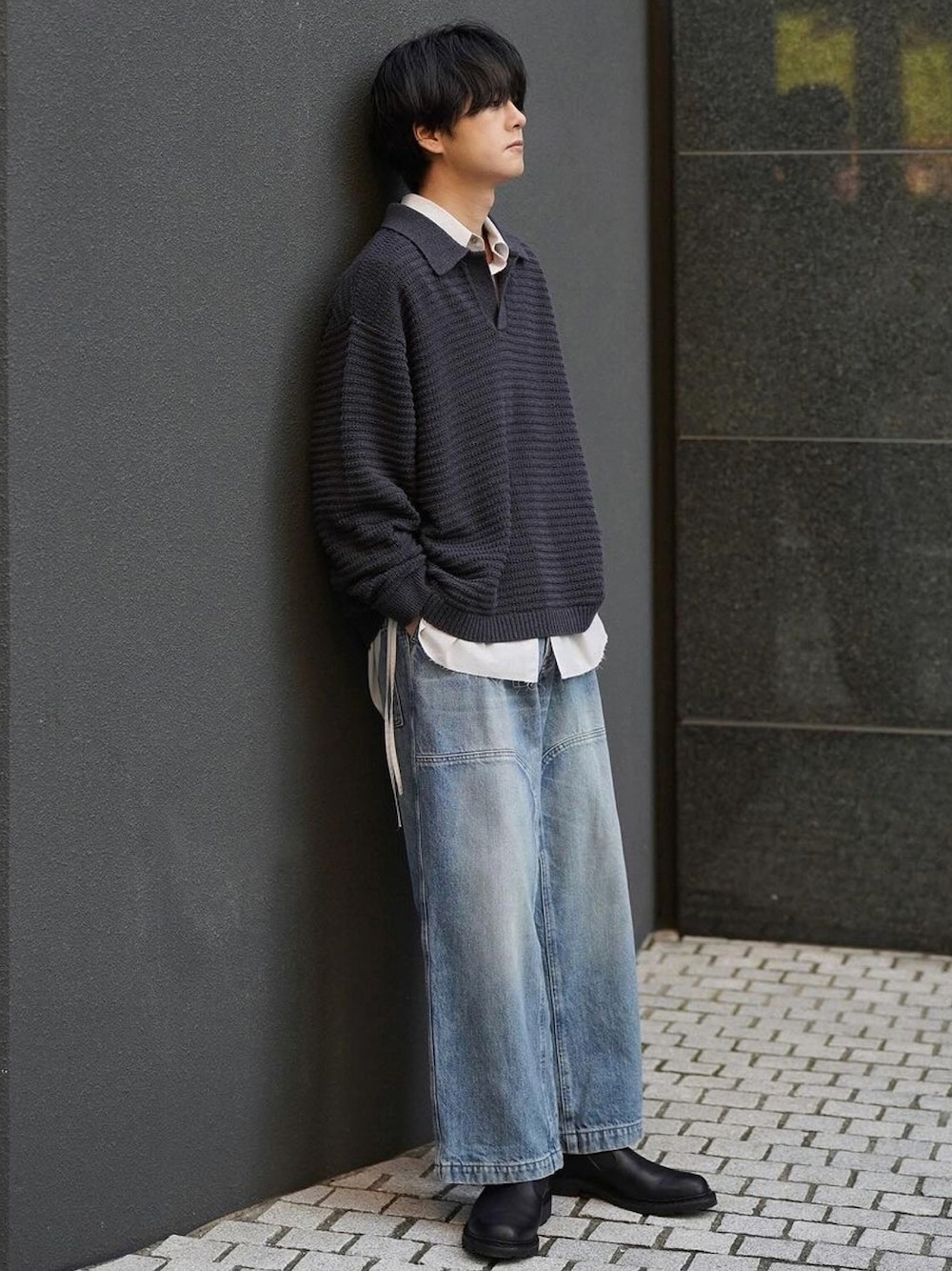 グレー系のシャツ/ブラウス、その他のデニムパンツ、ブラック系のシューズを着用したメンズの冬コーディネートの1枚目の写真