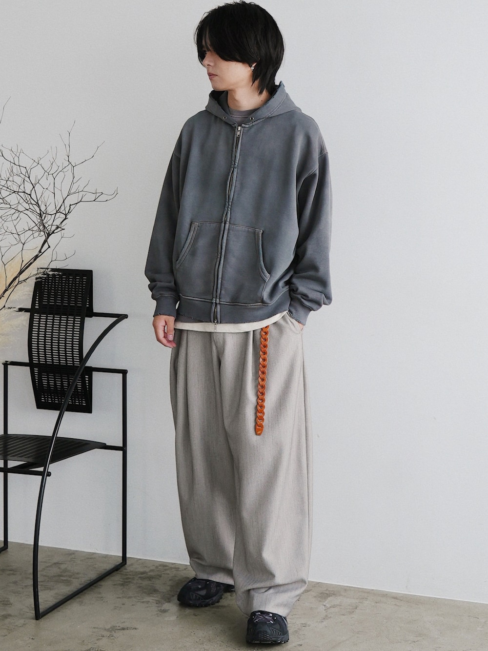 「秋っぽコーデ更新中、レイヤードスタイル、メンズファッション、プチプラ、プチプラコーデ、スラックス、スニーカー、ビッグシルエット、オーバーサイズ、パーカー、デートコーデ、休日スタイル、秋コーデ、秋服、スニーカーコーデ」｜「WYM LIDNMのVINTAGE FADED ZIP PARKA（パーカー、グレー系）」を使った、げんじさん（メンズ・175cm）の秋コーディネートの1枚目の写真