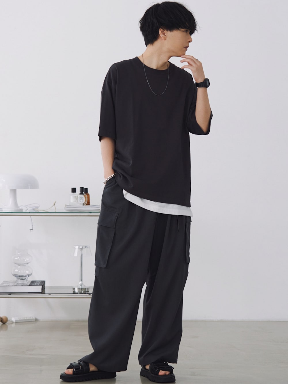 ブラック系のTシャツ/カットソー、ホワイト系のタンクトップ、グレー系のカーゴパンツを着用したメンズの夏コーディネートの1枚目の写真