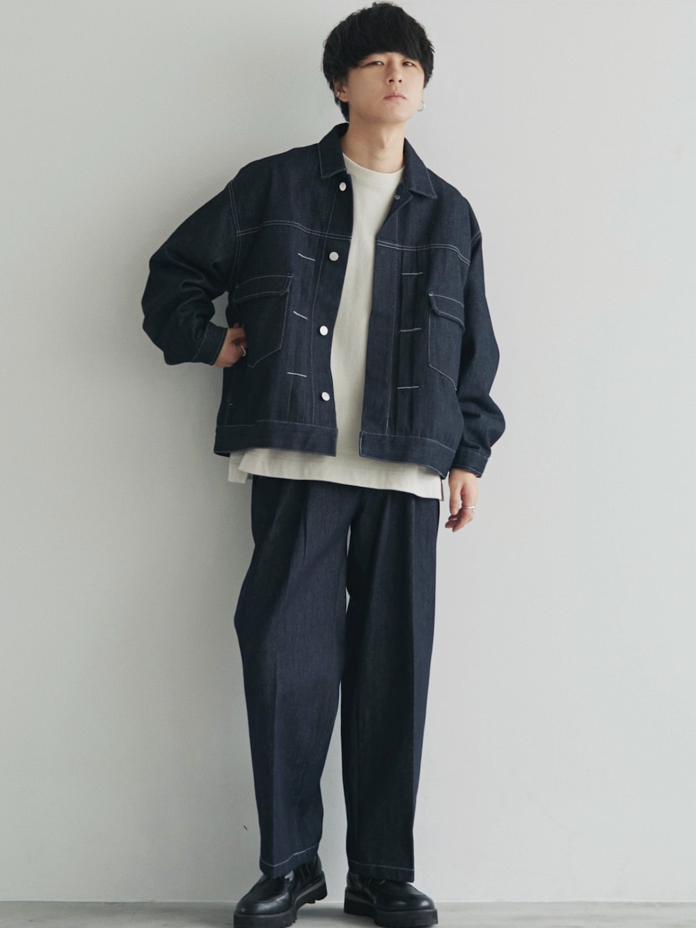 ブラック系のドレスシューズ、ブルー系のセットアップ、グレー系のTシャツ/カットソーを着用したメンズの秋コーディネートの1枚目の写真