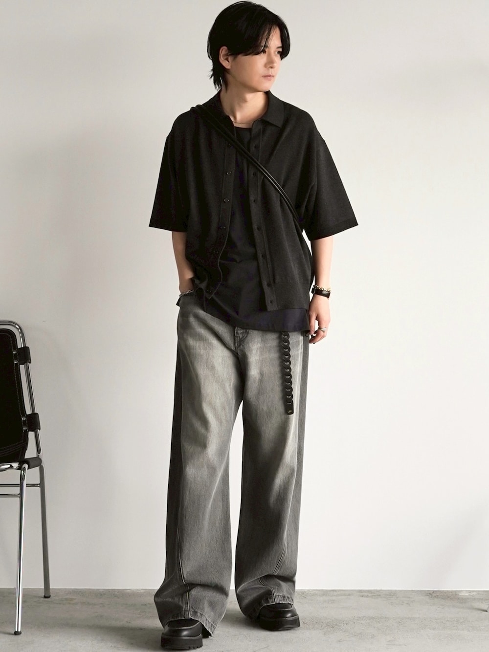 「プチプラ、プチプラコーデ、ニット、デニム、デニムパンツ、革靴、厚底シューズ、レイヤードスタイル、シルバーアクセサリー、デートコーデ、休日スタイル、お出かけコーデ、きれいめカジュアル、大人カジュアル、メンズコーデ」｜「WYM LIDNMのT/C BASIC HALF SLEEVE KNIT SHIRT（シャツ/ブラウス、グレー系）」を使った、げんじさん（メンズ・175cm）の春コーディネートの1枚目の写真