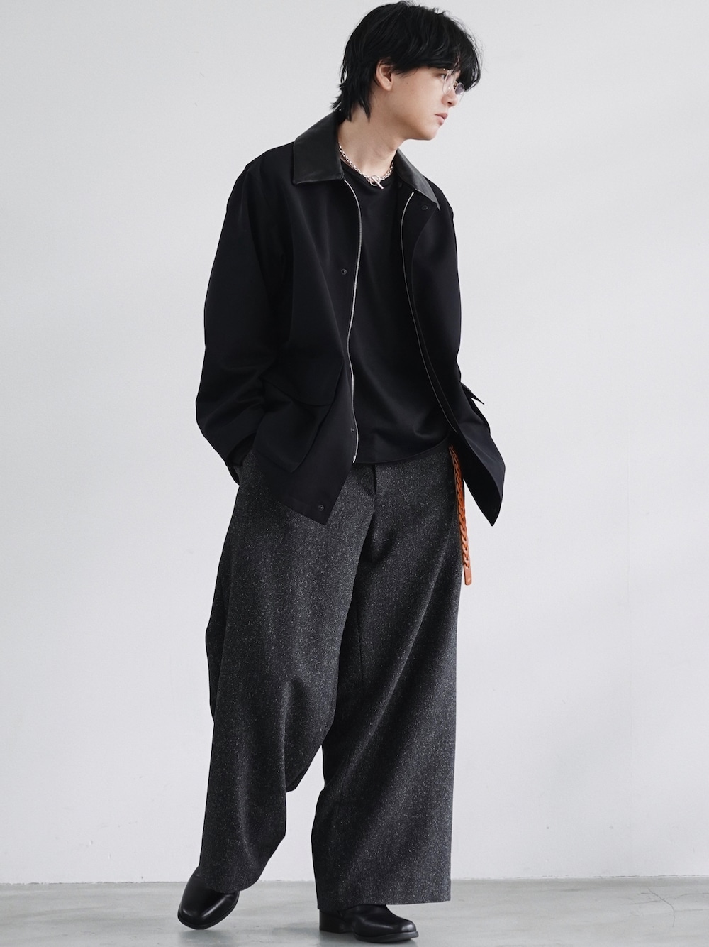 ブラック系のジャケット/アウター、ブラック系のスラックス、ブラック系のTシャツ/カットソーを着用したメンズの春コーディネートの1枚目の写真