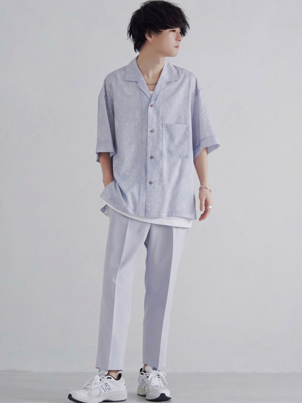 グレー系のシャツ/ブラウス、ホワイト系のタンクトップ、ベージュ系のスラックスを着用したメンズの夏コーディネートの1枚目の写真