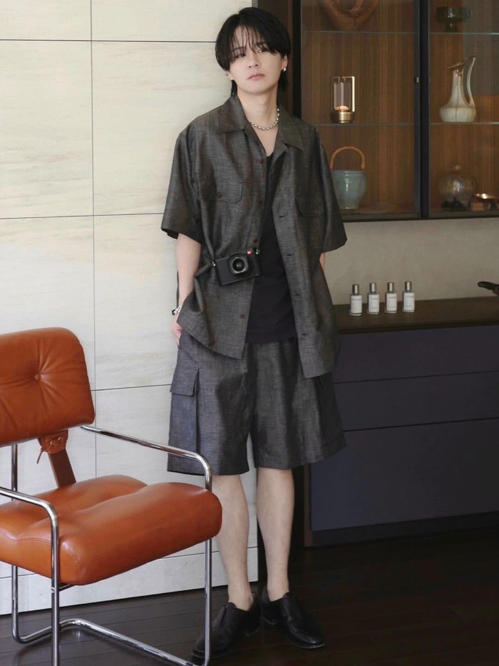 ブラウン系のシャツ/ブラウス、ブラック系のタンクトップ、ブラウン系のカーゴパンツを着用したメンズの春コーディネートの1枚目の写真