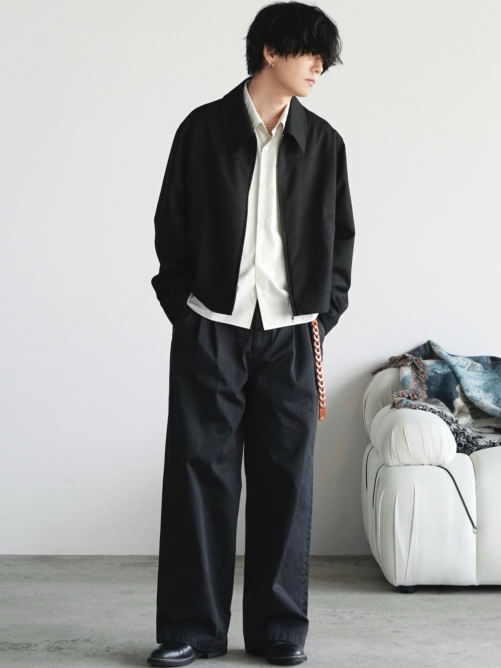 ブラック系のブルゾン、その他のシャツ/ブラウス、ブラック系のその他パンツを着用したメンズの春コーディネートの1枚目の写真