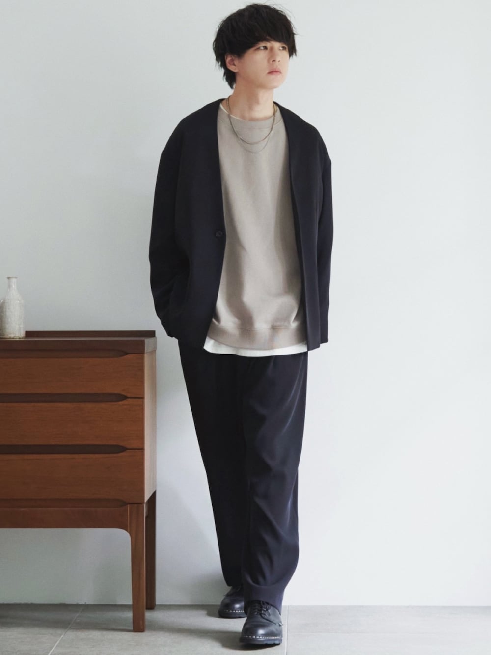 ブラック系のセットアップ、ベージュ系のスウェット、ホワイト系のTシャツ/カットソーを着用したメンズの秋コーディネートの1枚目の写真