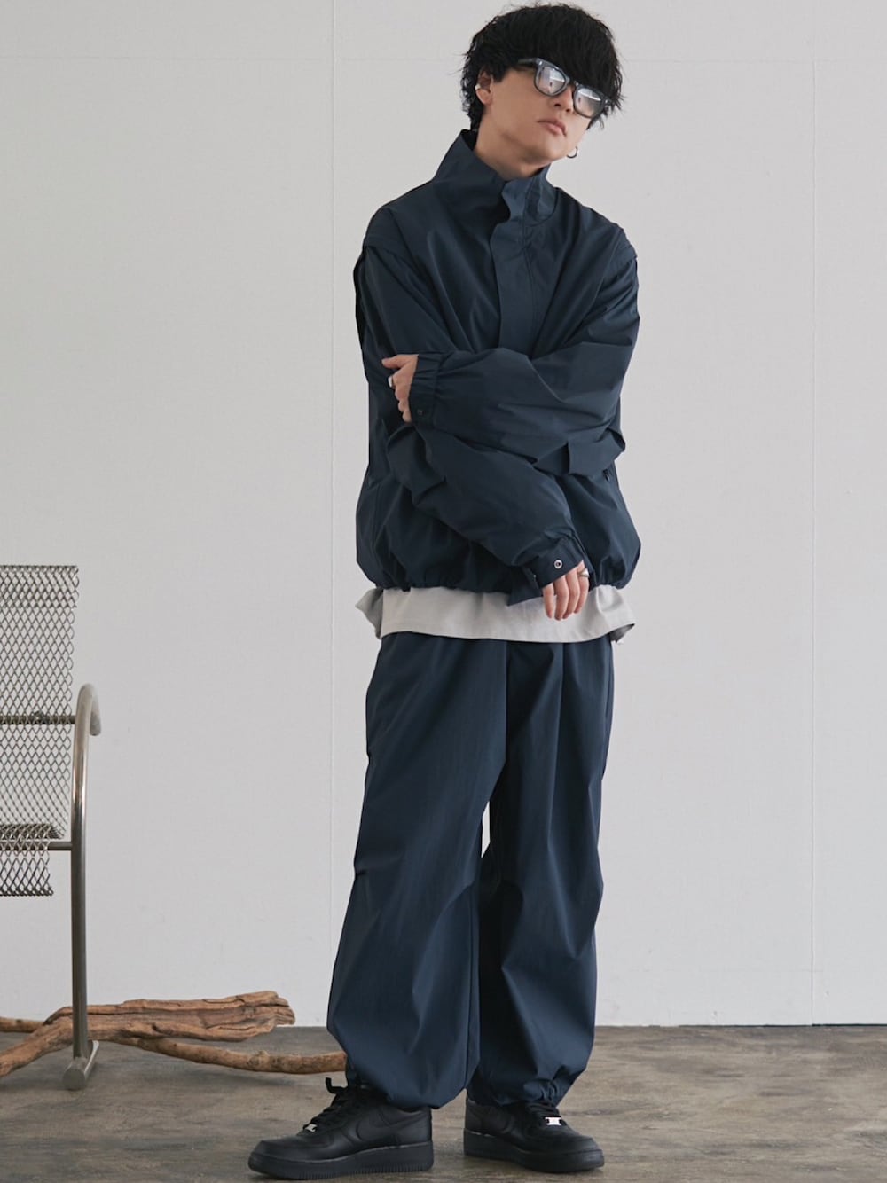 グリーン系のブルゾン、グレー系のTシャツ/カットソー、グリーン系のその他パンツを着用したメンズの秋コーディネートの1枚目の写真