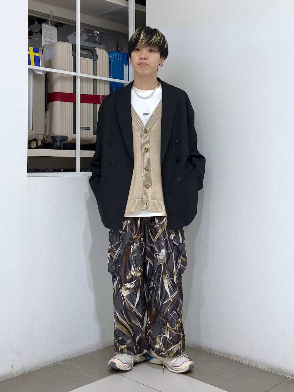 「RAGEBLUE、ラフ、ゆったり、オーバーサイズ、女子ウケ、ユニセックス、ワイドパンツ、きれいめカジュアル、カーディガン、ジャケット、ロンT、ミリタリー、メンズライク、低身長、スポーティ」｜「RAGEBLUEのデザインメタルリング（リング、シルバー系）」を使った、覇都さん（メンズ・162cm）の春コーディネートの1枚目の写真