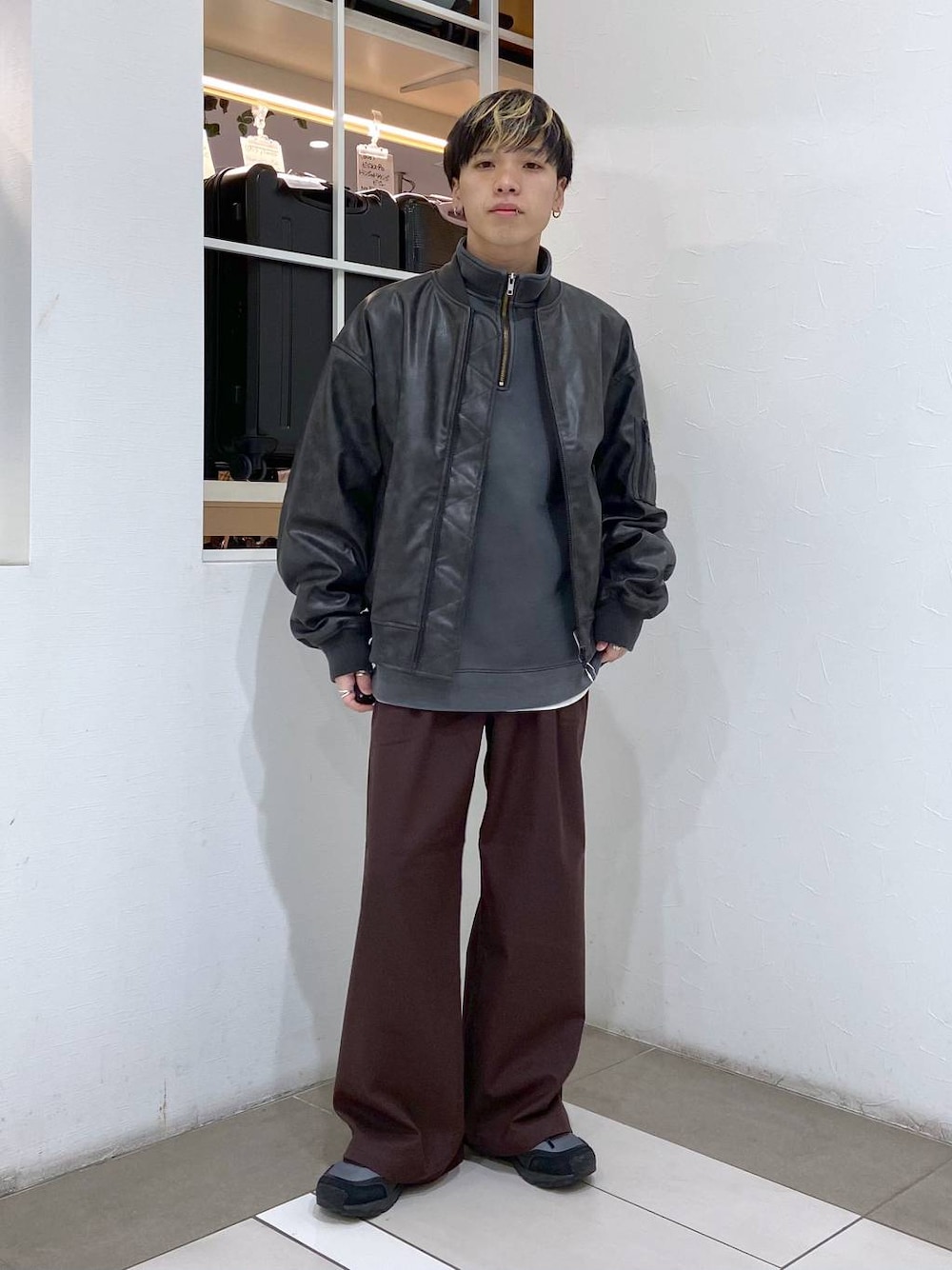 「低身長、スポーティ、アウトドア、RAGEBLUE、ラフ、ゆったり、オーバーサイズ、女子ウケ、ユニセックス、ワイドパンツ、冬コーデ、スラックス」｜「RAGEBLUEのインナータンクトップ（タンクトップ、ホワイト系）」を使った、覇都さん（メンズ・162cm）の冬コーディネートの1枚目の写真