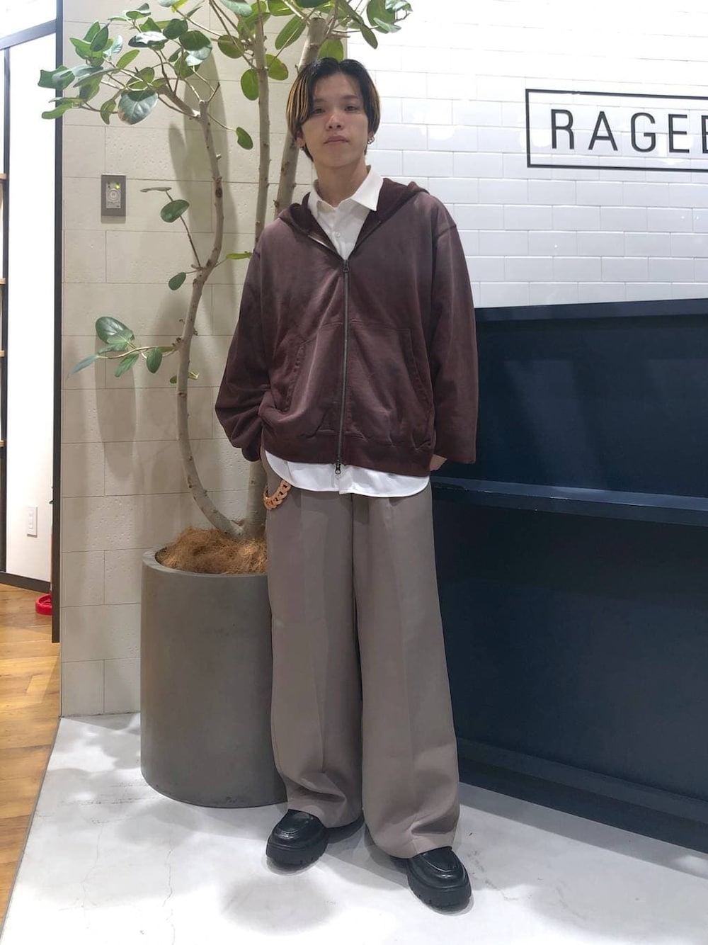 ホワイト系のシャツ/ブラウス、ベージュ系のスラックス、ブラウン系のパーカーを着用したメンズの秋コーディネートの1枚目の写真