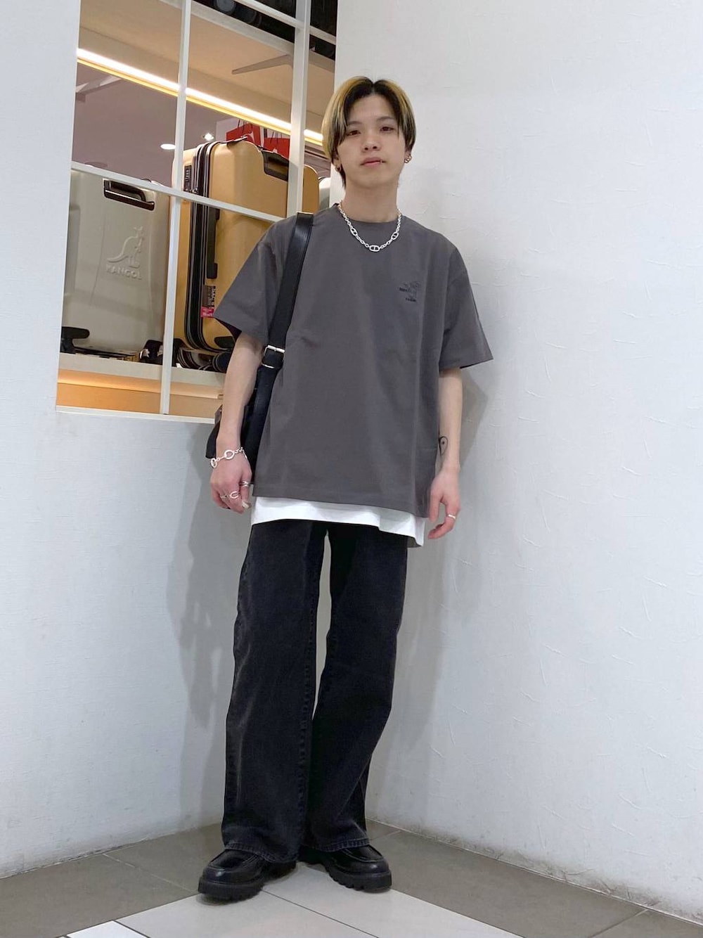 「低身長、スポーティ、アウトドア、RAGEBLUE、ラフ、ゆったり、オーバーサイズ、女子ウケ、ユニセックス、デニムパンツ、Tシャツ、メンズライク、ローファー、シンプルコーデ」｜「RAGEBLUEのアンティーク風/メタルバックルリアルレザーベルト（ベルト、ブラック系）」を使った、覇都さん（メンズ・162cm）の春コーディネートの1枚目の写真