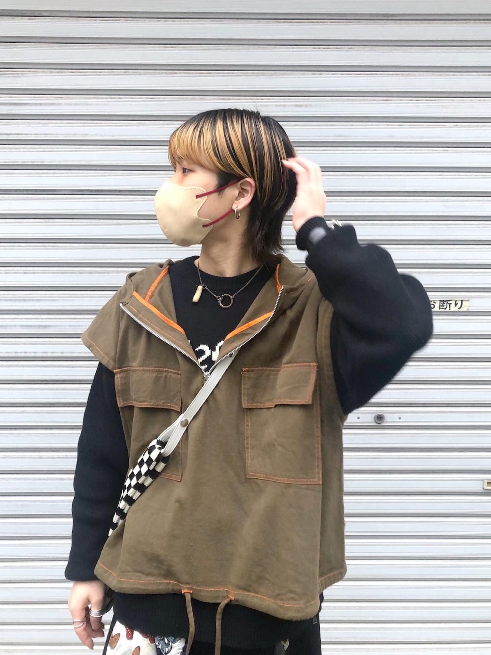 「乱痴気、lastframe、スカート男子、古着MIX、Badhiya、古着男子、PRADA、MARNI、低身長男子、ユニセックス、ユニセックスコーデ、フレアパンツ、アノラック、低身長コーデ、私服」｜「BadhiyaのNOSLEEVE ANORAK - twill（ベスト、ブラウン系）」を使った、覇都さん（メンズ・162cm）の春コーディネートの1枚目の写真