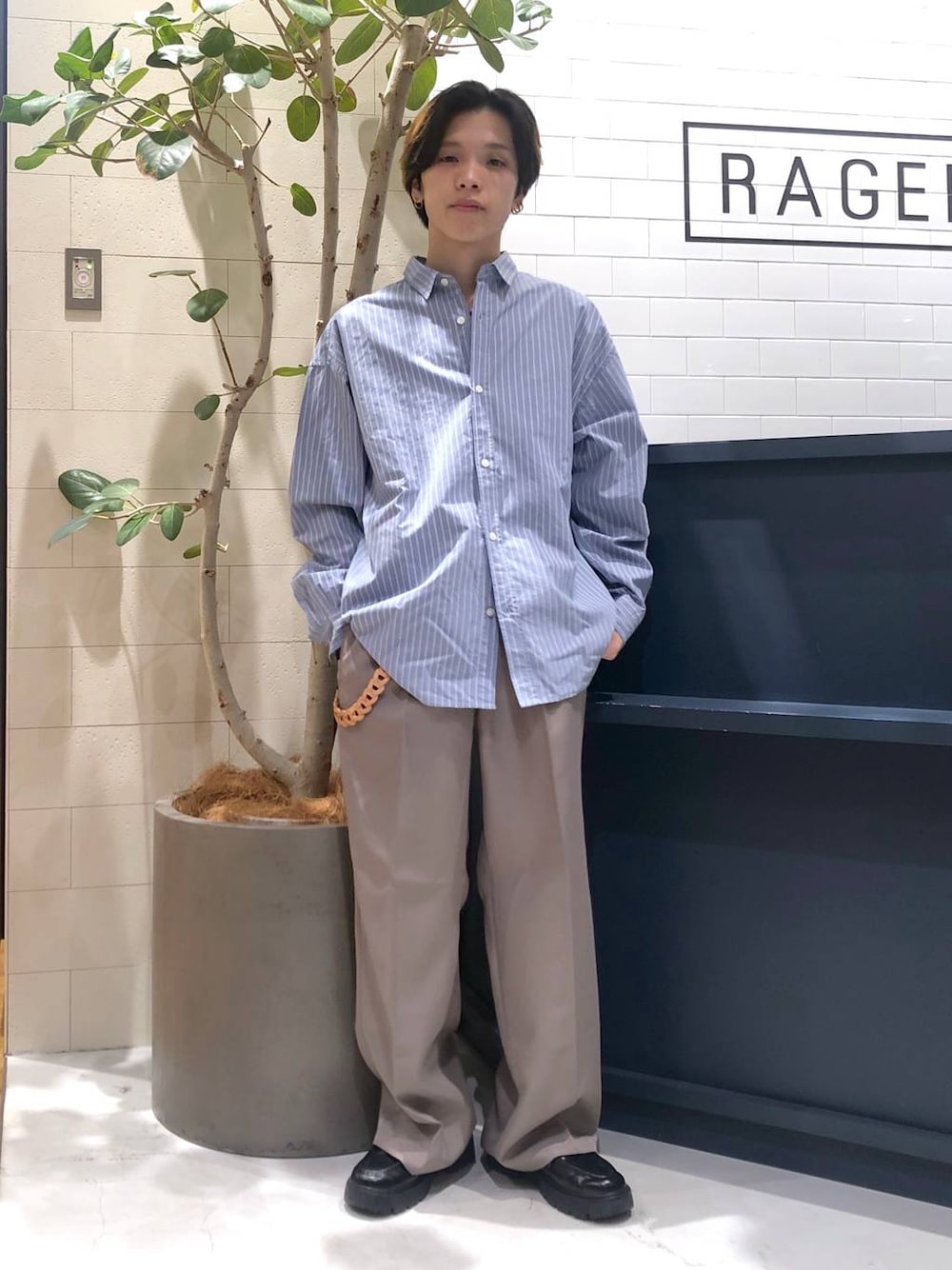 ベージュ系のスラックス、ブルー系のシャツ/ブラウス、シルバー系のリングを着用したメンズの秋コーディネートの1枚目の写真