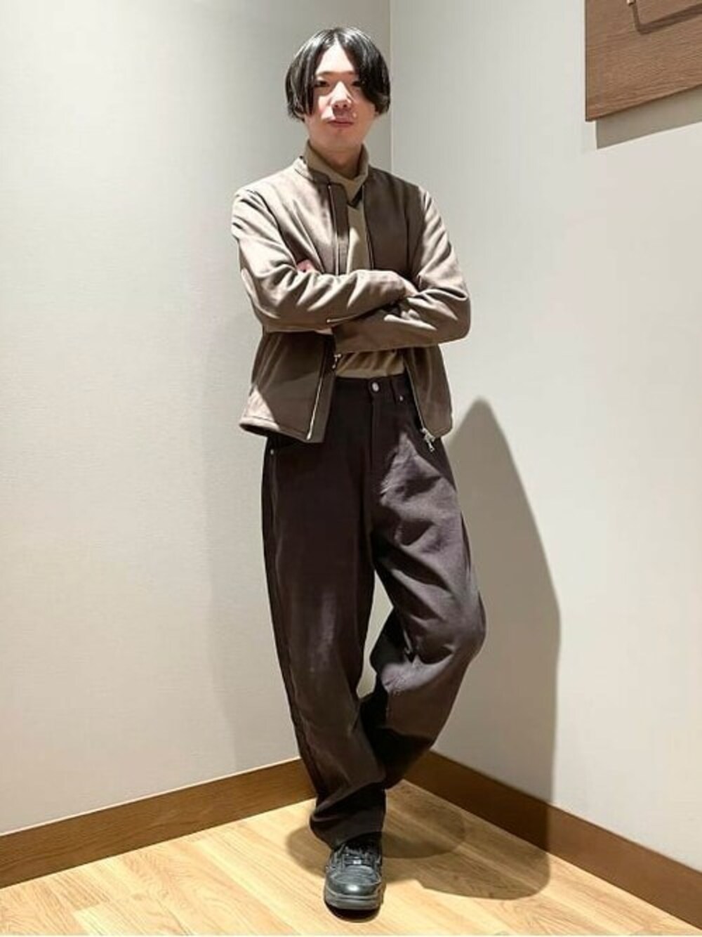 「ジャケット、デニム、コーデュロイ、レザージャケット、BEAMS、大人カジュアル、ブラウン、きれいめカジュアル、BEAMS HEART、秋冬コーデ」｜「BEAMS HEARTのBEAMS HEART / ポンチ タートルネック カットソー（Tシャツ/カットソー、ベージュ系）」を使った、BEAMS HEART MENさん（メンズ・170cm）の秋コーディネートの1枚目の写真
