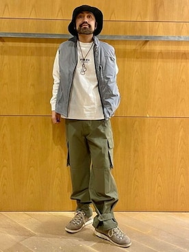 「オリーブ」｜「アイテム（カーゴパンツ）」を使った、BEAMS HEART MENさん（メンズ・175cm）の春コーディネート