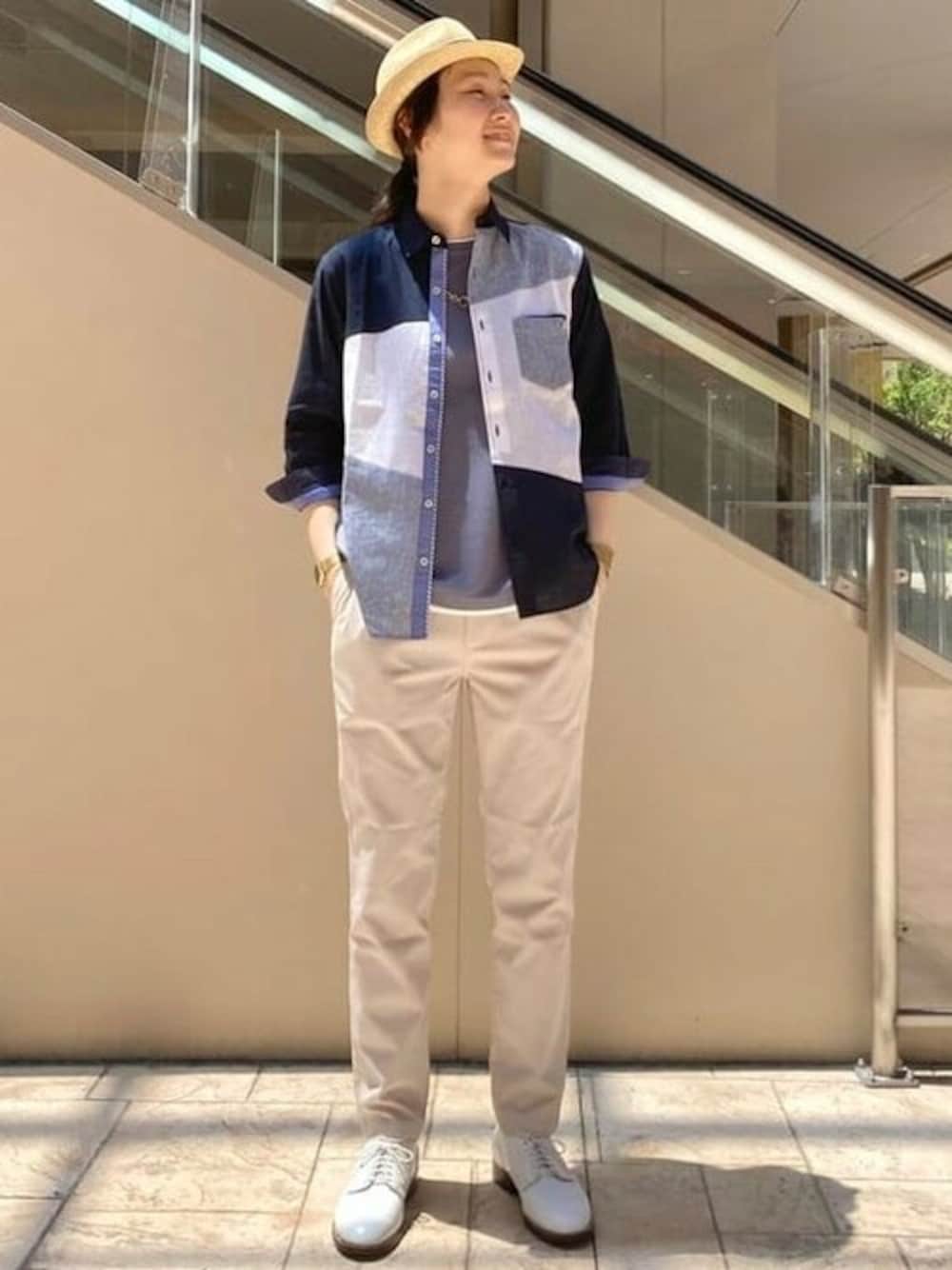 「夏、ハット、大人カジュアル、リネン、パンツスタイル、シャツスタイル、クロップドトップス、夏コーデ、クロップド丈、ビームスハート」｜「BEAMS HEARTのBEAMS HEART / 冷感 パッチ クロップド シャツ（シャツ/ブラウス、ブルー系）」を使った、BEAMS HEART MENさん（メンズ・176cm）の夏コーディネートの1枚目の写真