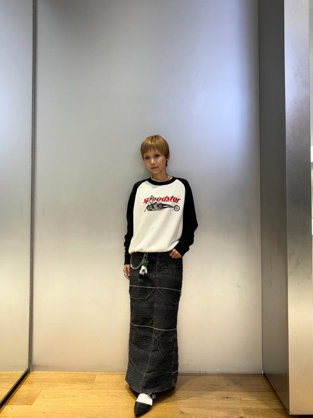 「スウェット、ロングスカート、ラグラン、低身長、ヒステリックグラマー、低身長コーデ、秋コーデ、HYSTERIC GLAMOUR」｜「HYSTERIC GLAMOURのWOMAN ON SKULL  PICKウォレットチェーン（ウォレットチェーン、シルバー系）」を使った、アミさん（レディース・149cm）の秋コーディネートの1枚目の写真