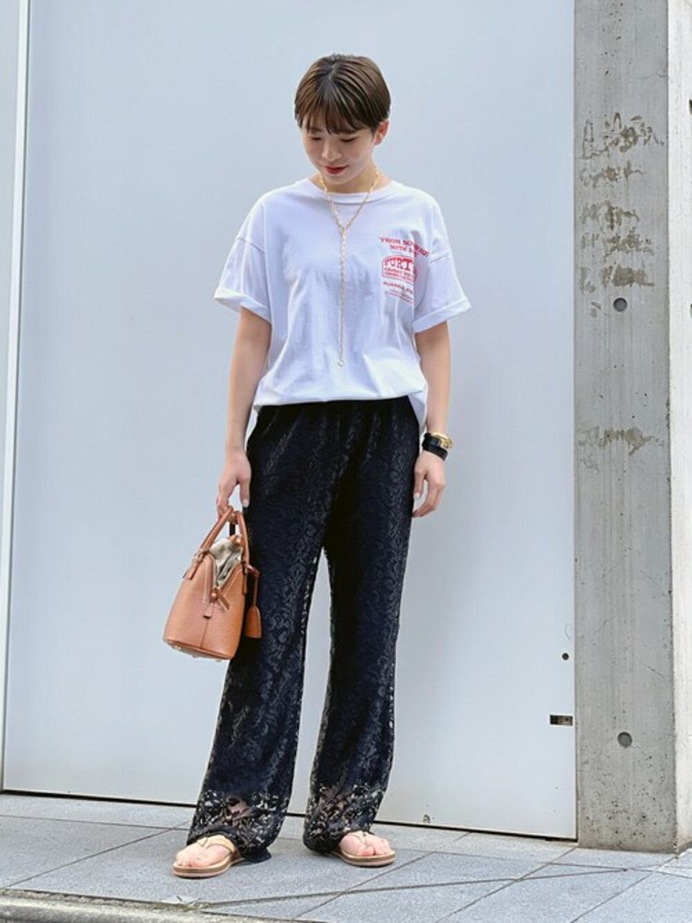 ホワイト系のTシャツ/カットソー、ブラック系のその他パンツを着用したレディースの春コーディネートの1枚目の写真