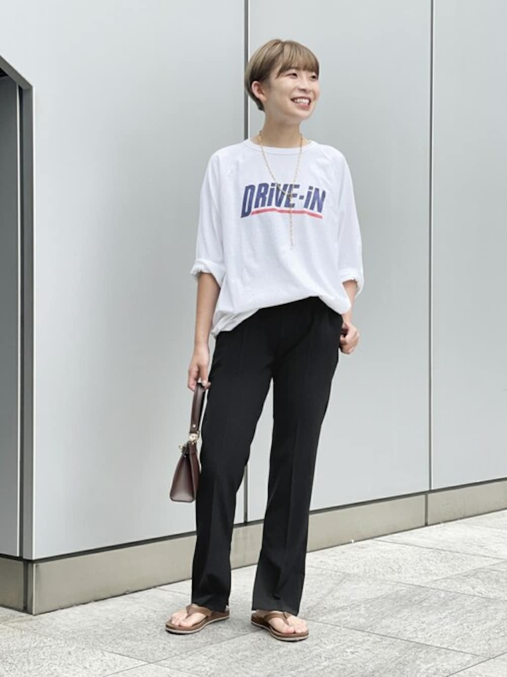 「大人カジュアル、イージーパンツ、プリントT、夏コーデ、GOOD ROCK SPEED、カジュアルコーデ、フラットサンダル、ハーフスリーブ、スリットパンツ、APSTUDIO」｜「AP STUDIOの《追加》SCENTOF インサイドスリットパンツ（その他パンツ、ブラック系）」を使った、STAFF.Hさん（レディース・160cm）の夏コーディネートの1枚目の写真