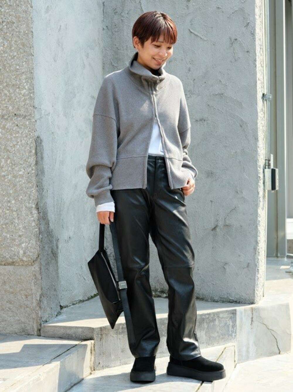 グレー系のTシャツ/カットソー、ホワイト系のTシャツ/カットソー、ブラック系のその他パンツを着用したレディースの秋コーディネートの1枚目の写真