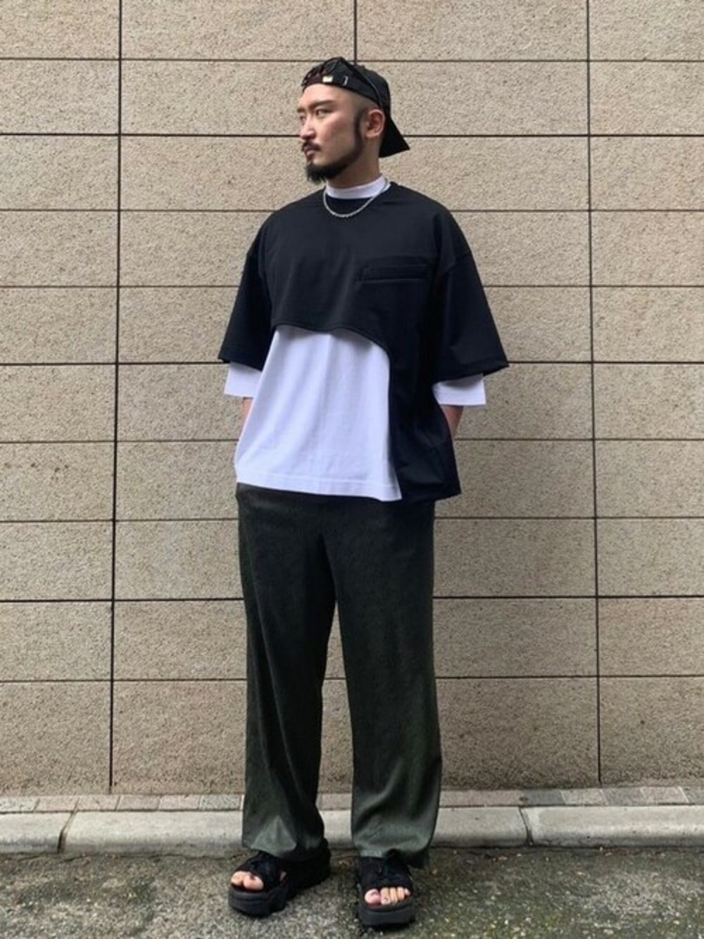 「柄パンツ、レイヤードスタイル、イージーパンツ、LOVELESS、夏コーデ、CULLNI、minedenim、ショップスタッフの好印象コーデ、ショップスタッフのおしゃれ配色」｜「LOVELESSのリングチェーン ネックレス（ネックレス、シルバー系）」を使った、neonさん（メンズ・177cm）の春コーディネートの1枚目の写真