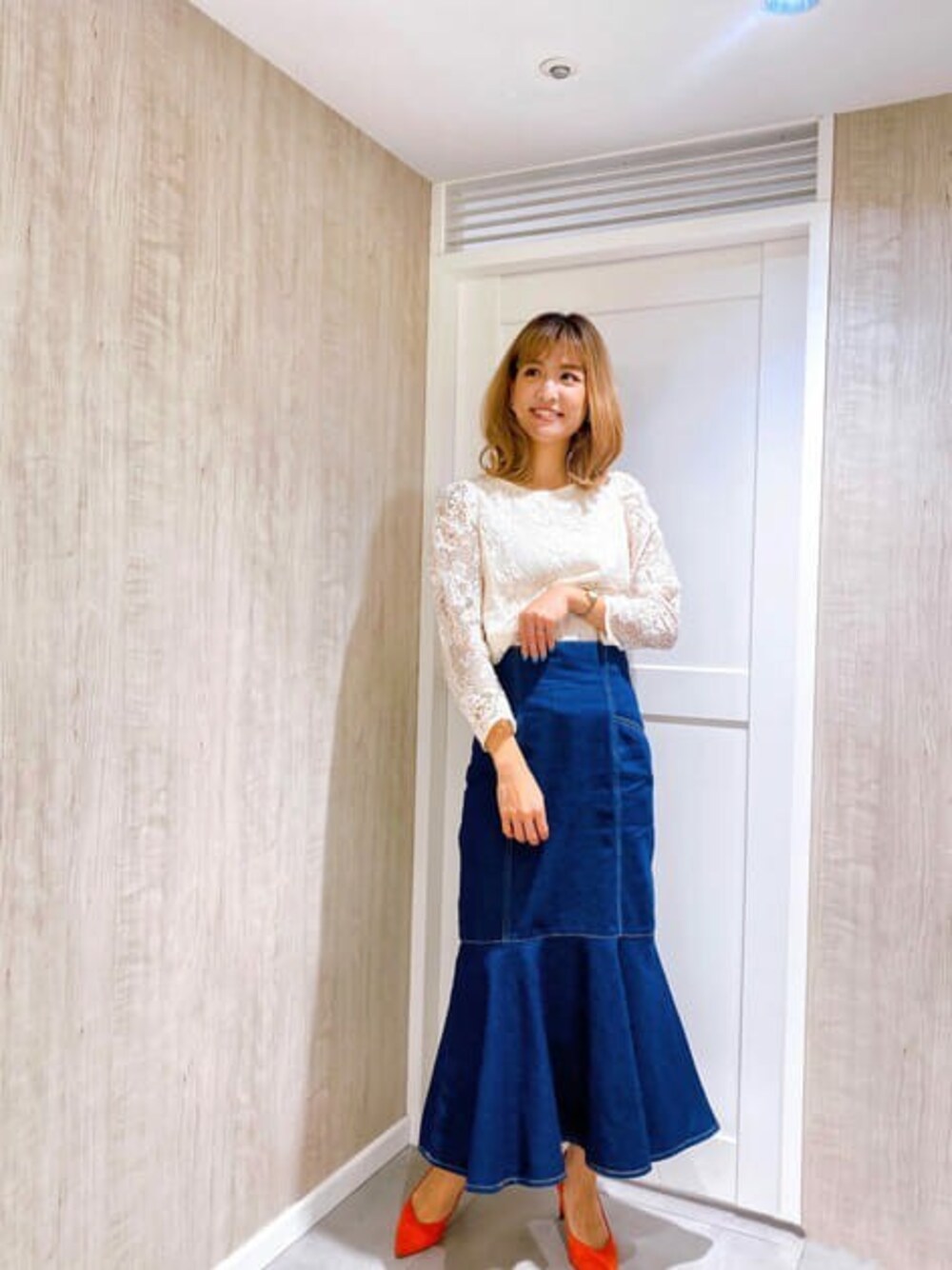 ホワイト系のシャツ/ブラウス、ブルー系のスカートを着用したレディースの冬コーディネートの1枚目の写真