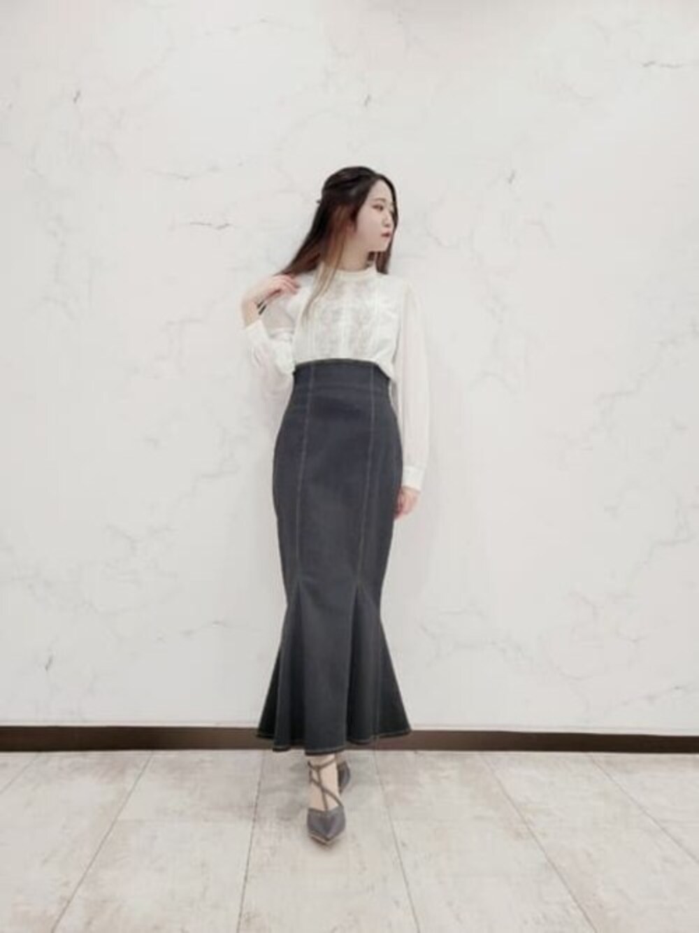 ホワイト系のシャツ/ブラウス、ブラック系のスカート、グレー系のパンプスを着用したレディースの春コーディネートの1枚目の写真