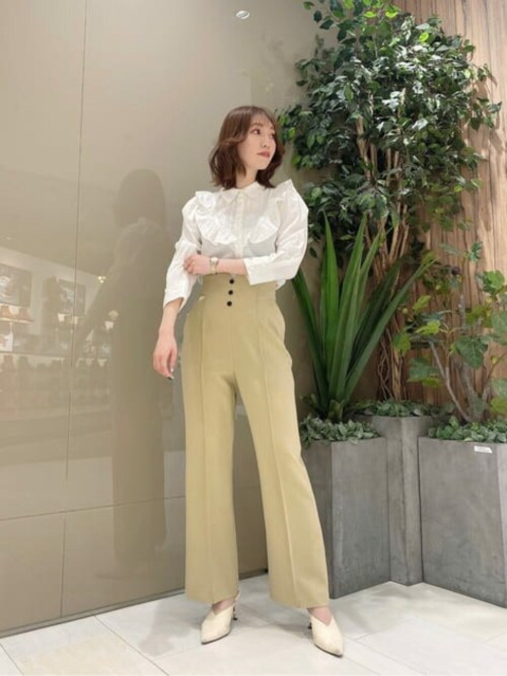 ホワイト系のシャツ/ブラウス、イエロー系のその他パンツを着用したレディースの春コーディネートの1枚目の写真