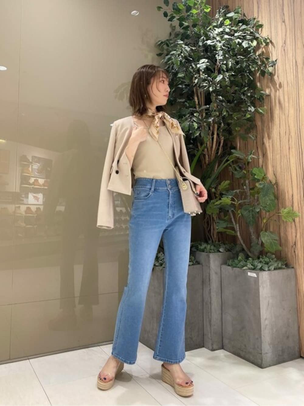 ベージュ系のTシャツ/カットソー、ベージュ系のテーラードジャケット、ブルー系のその他パンツを着用したレディースの春コーディネートの1枚目の写真