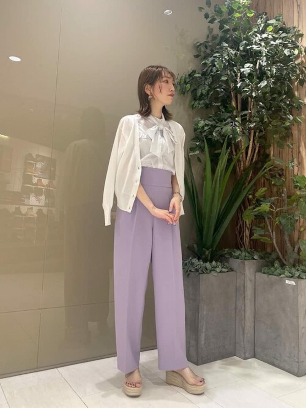 グレー系のシャツ/ブラウス、パープル系のその他パンツ、ホワイト系のカーディガン/ボレロを着用したレディースの春コーディネートの1枚目の写真