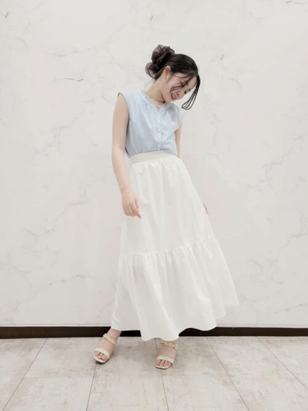 ブルー系のシャツ/ブラウス、ホワイト系のスカートを着用したレディースの夏コーディネートの1枚目の写真