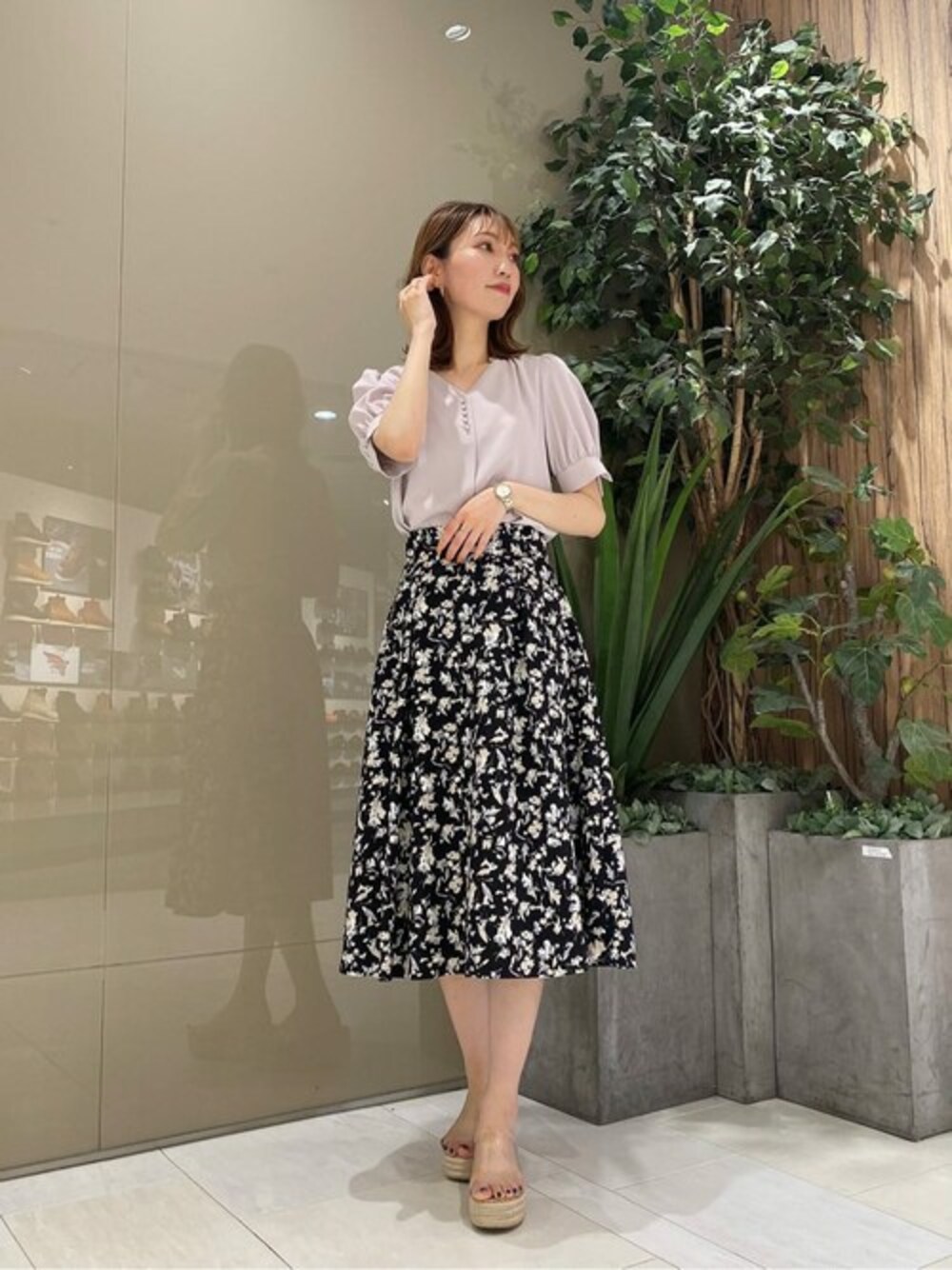 グレー系のシャツ/ブラウス、ブラック系のスカートを着用したレディースの夏コーディネートの1枚目の写真