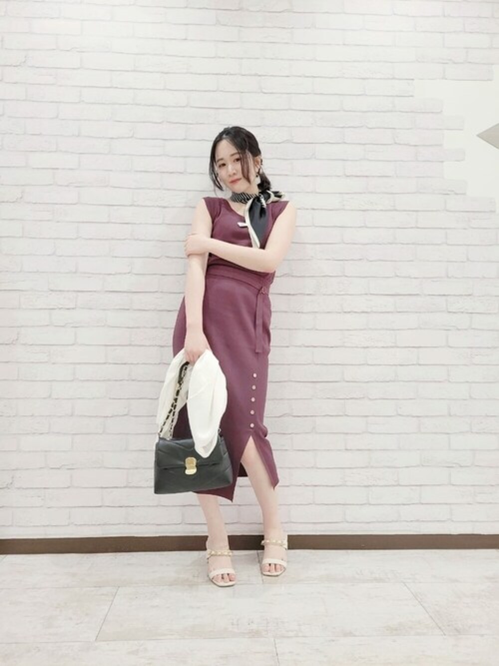 レッド系のワンピース、ホワイト系のカーディガン/ボレロ、ブラック系のショルダーバッグを着用したレディースの夏コーディネートの1枚目の写真