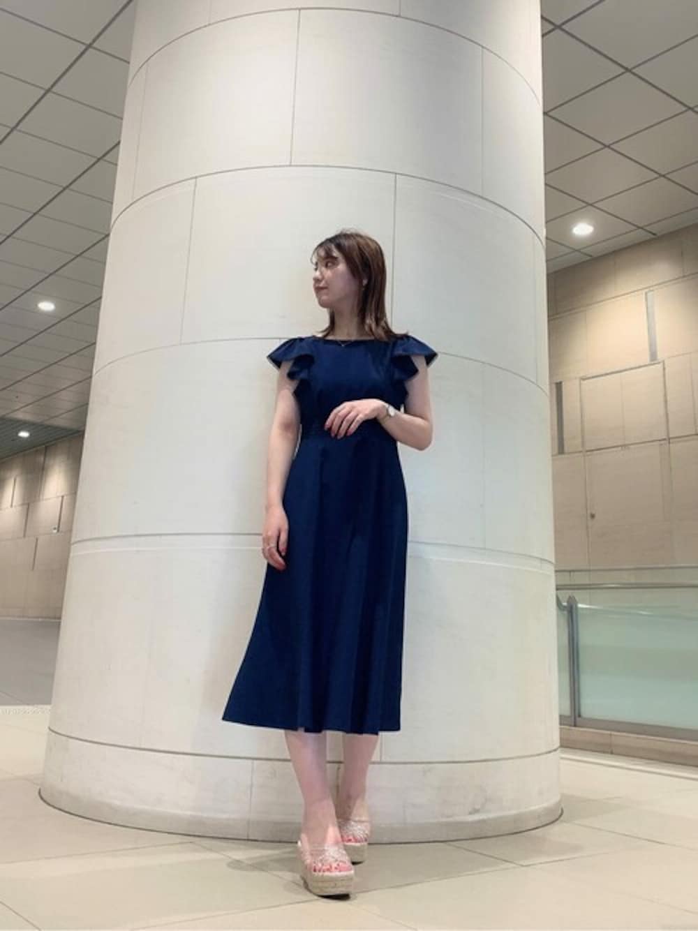 ブルー系のワンピースを着用したレディースの夏コーディネートの1枚目の写真