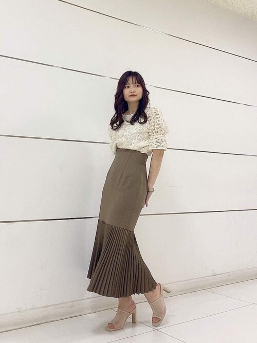 ホワイト系のシャツ/ブラウス、ブラウン系のスカートを着用したレディースの夏コーディネートの1枚目の写真