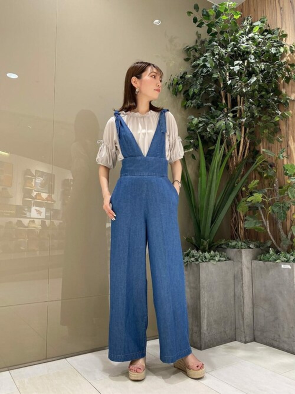 グレー系のTシャツ/カットソー、ブルー系のワンピースを着用したレディースの夏コーディネートの1枚目の写真