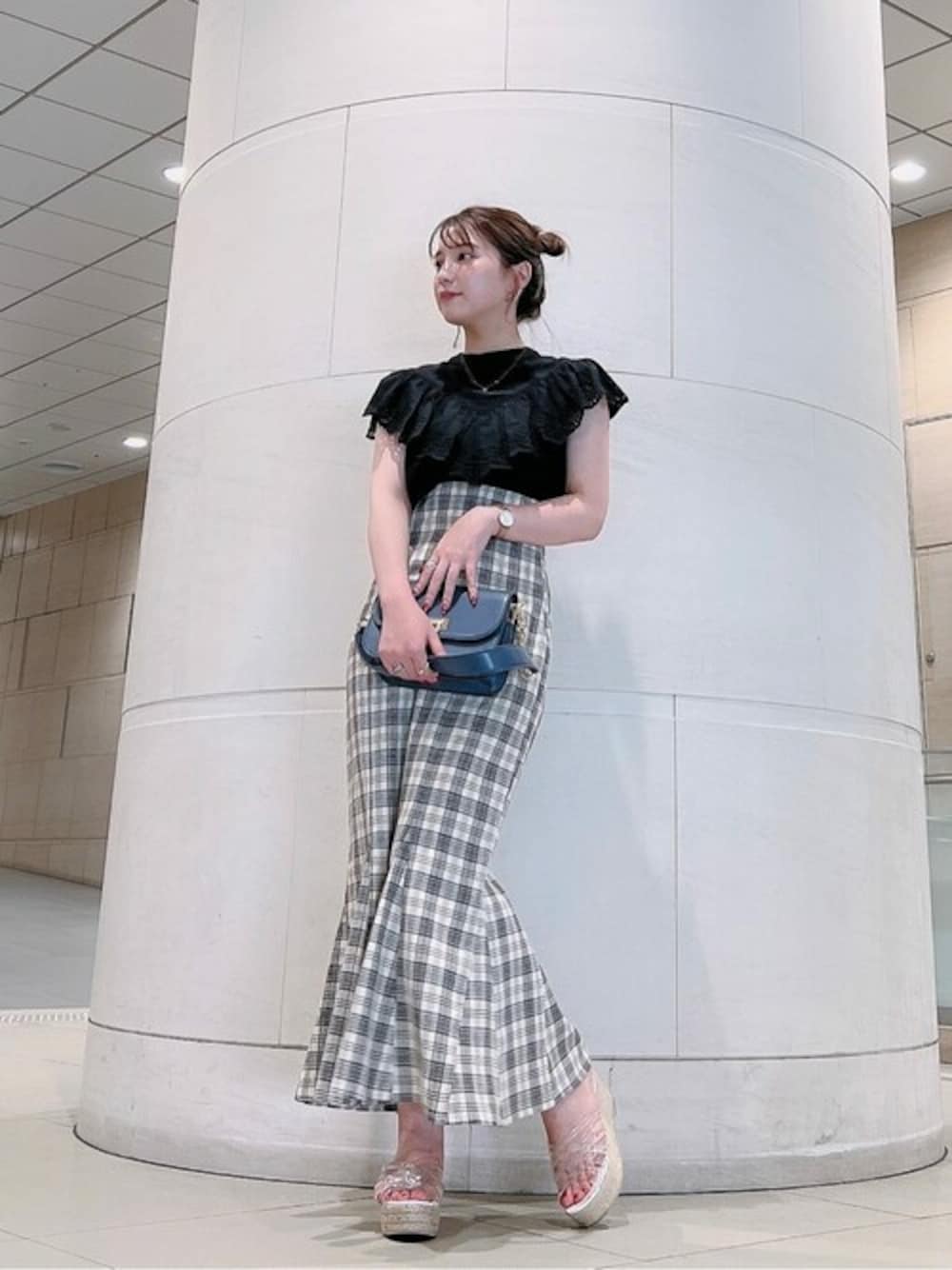 ブラック系のシャツ/ブラウス、ホワイト系のスカートを着用したレディースの夏コーディネートの1枚目の写真