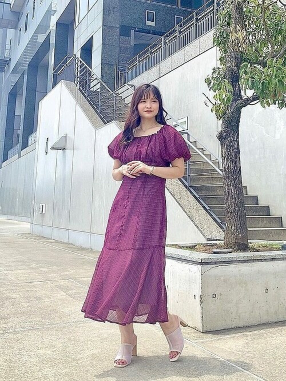 レッド系のワンピースを着用したレディースの夏コーディネートの1枚目の写真