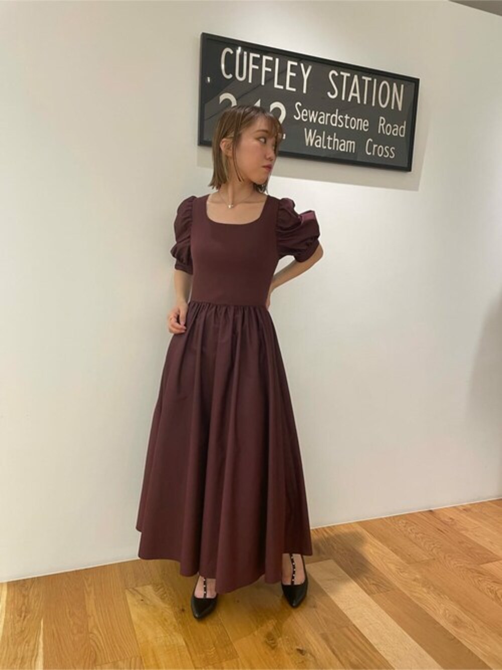 レッド系のワンピースを着用したレディースの夏コーディネートの1枚目の写真