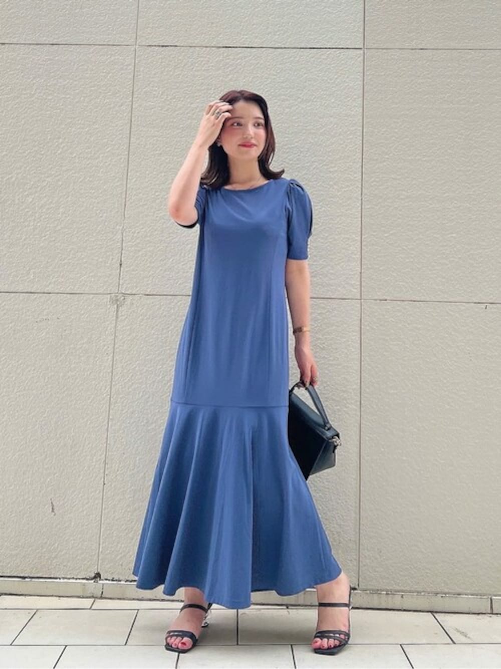 ブルー系のワンピース、ブラック系のショルダーバッグを着用したレディースの夏コーディネートの1枚目の写真