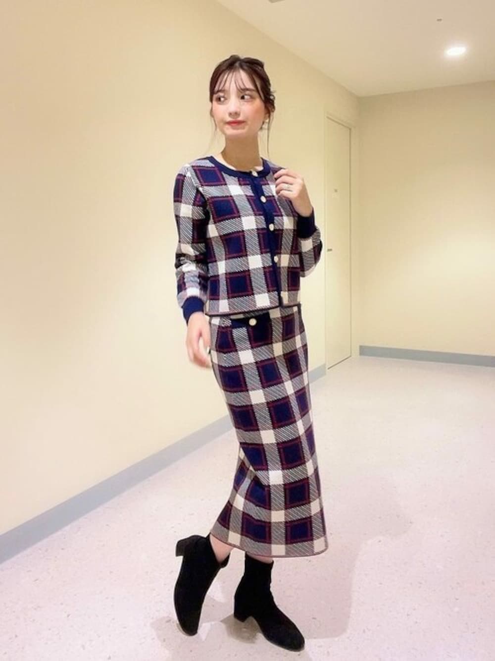 ブルー系のワンピースを着用したレディースの秋コーディネートの1枚目の写真