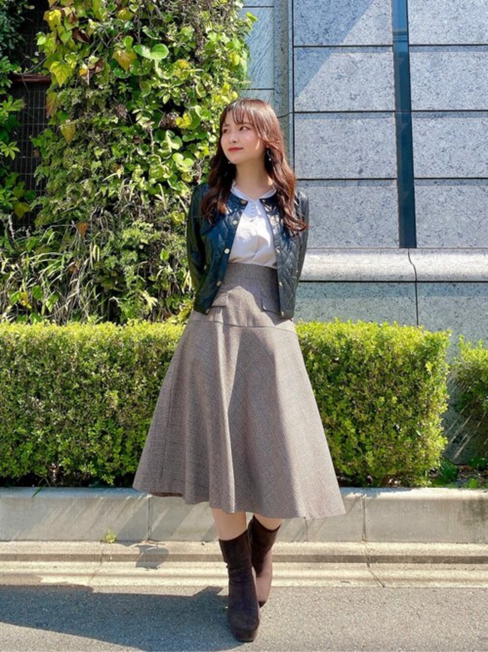 グレー系のシャツ/ブラウス、ベージュ系のスカート、ブラック系のノーカラージャケットを着用したレディースの秋コーディネートの1枚目の写真