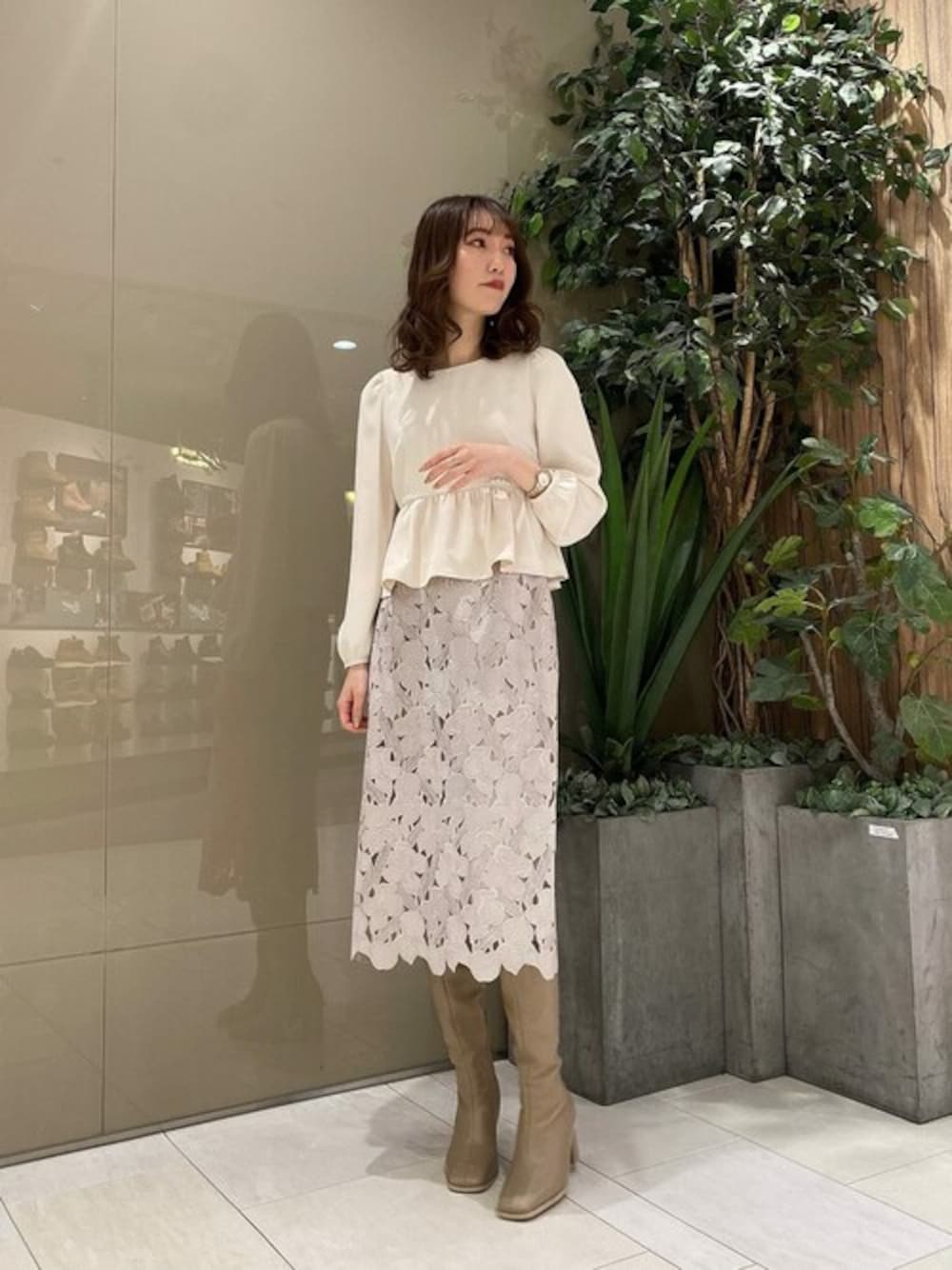 ホワイト系のシャツ/ブラウス、グレー系のスカート、ベージュ系のパンプスを着用したレディースの冬コーディネートの1枚目の写真