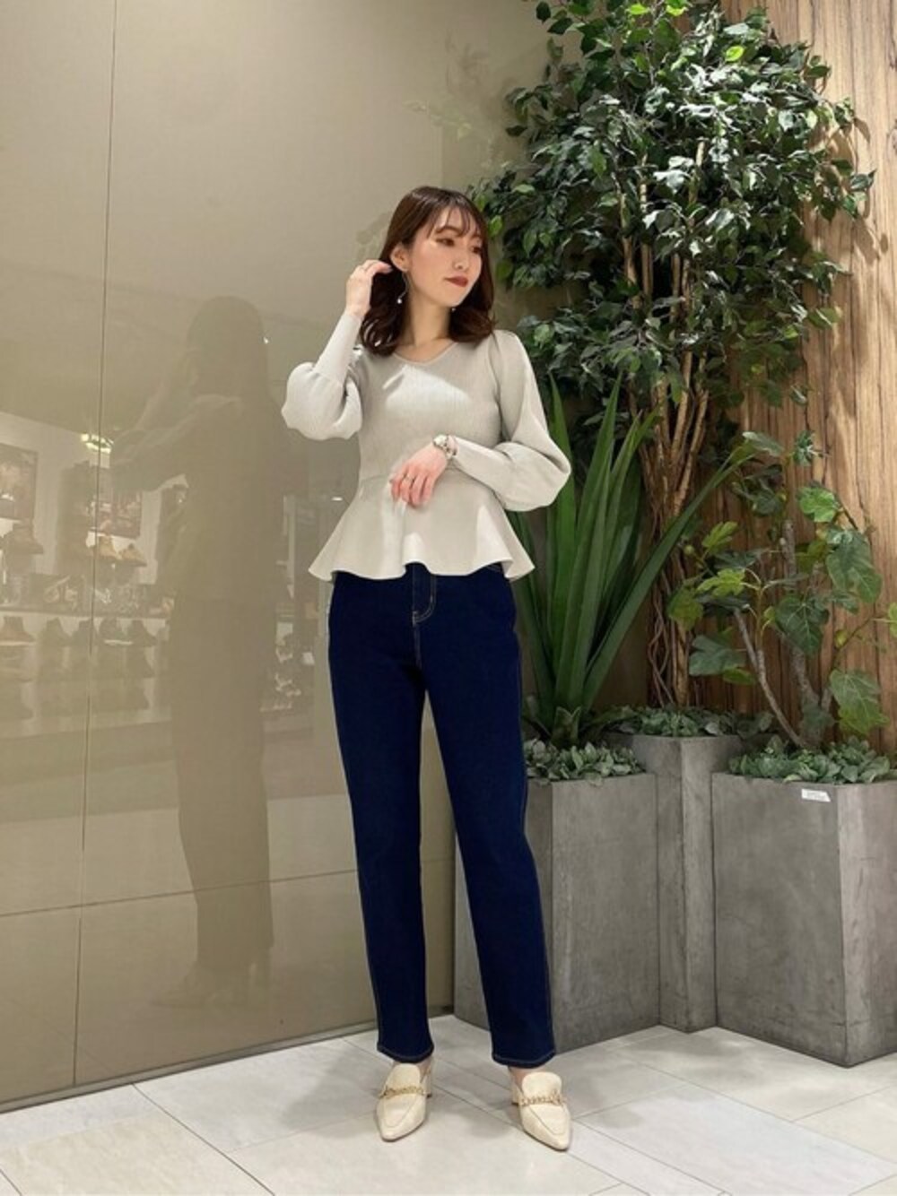 グレー系のニット/セーター、ブルー系のその他パンツを着用したレディースの冬コーディネートの1枚目の写真