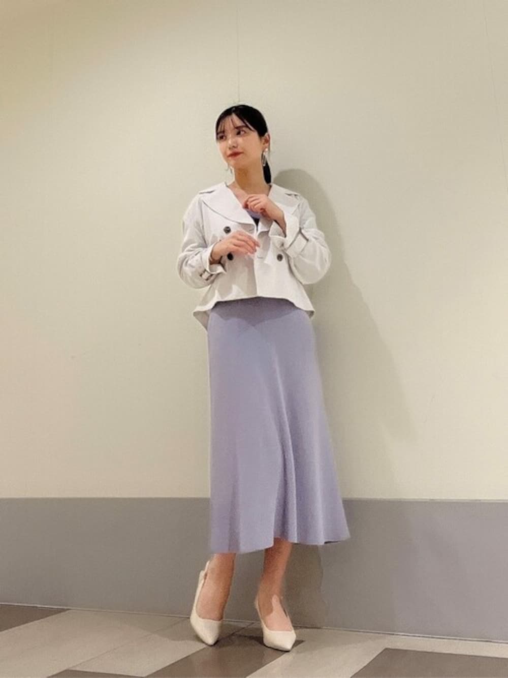 ブルー系のワンピース、グレー系のトレンチコートを着用したレディースの春コーディネートの1枚目の写真