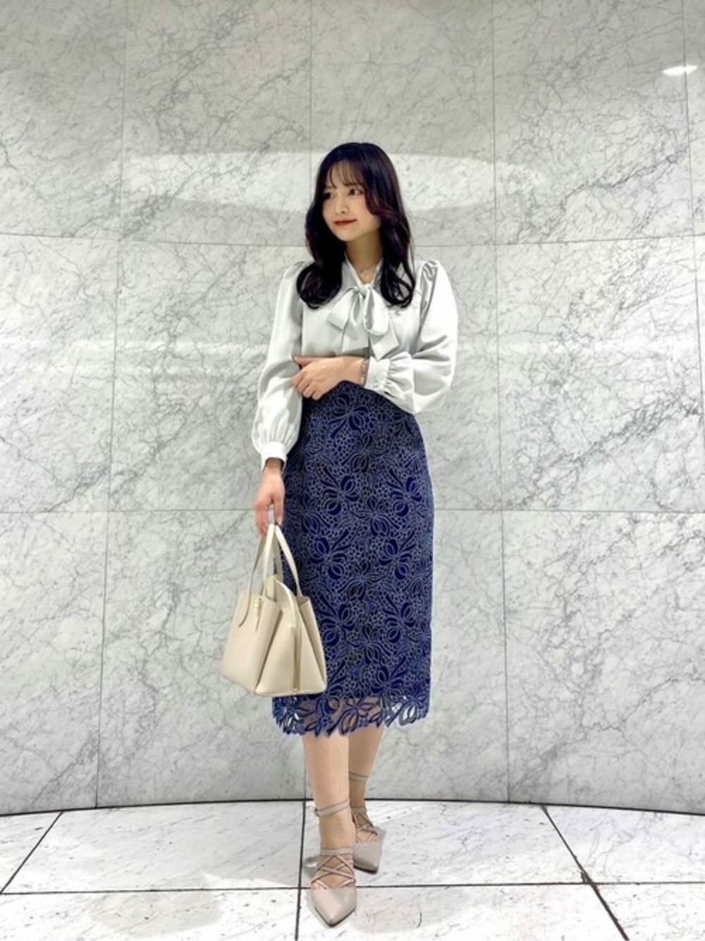 グリーン系のシャツ/ブラウス、ブルー系のスカートを着用したレディースの春コーディネートの1枚目の写真