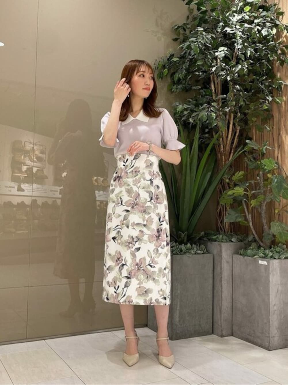 グレー系のニット/セーター、ピンク系のスカートを着用したレディースの春コーディネートの1枚目の写真